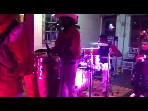 D'stino show en vivo borracho y amanecido.