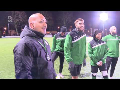 Voetballer gaat viral nadat hij wegsprint voor hond: 'Ik ben daar doodsbang voor'