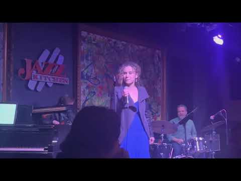 Laura Gabriele sings and scats – "Blue Skies" Live at The Jazz Kitchen