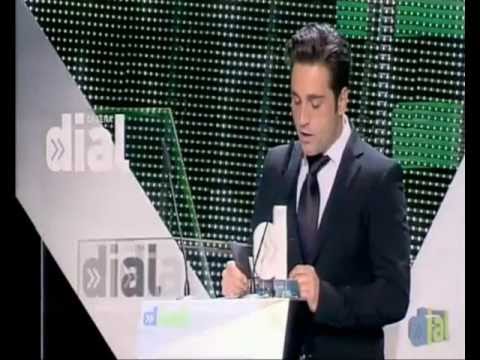 David Bustamante entrega un premio a Pastora Soler en los "Premios  Dial 2011". Tenerife