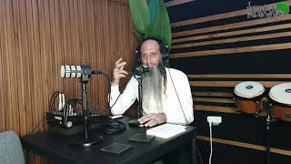 מדברים מרבי נחמן מברסלב   צריך ללכת עם אזמרה (הרב מאור קריו) - התמונה מוצגת ישירות מתוך אתר האינטרנט יוטיוב. זכויות היוצרים בתמונה שייכות ליוצרה. קישור קרדיט למקור התוכן נמצא בתוך דף הסרטון