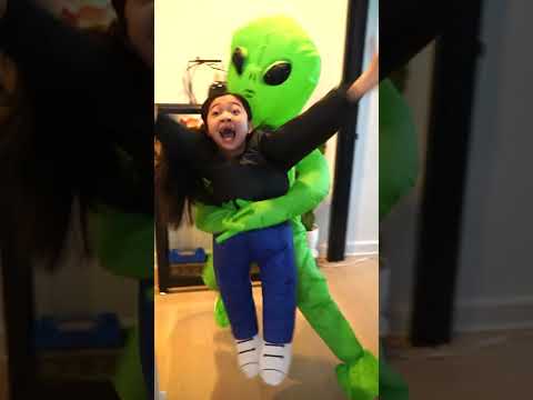 GREEN GUY CAUGHT KAYCEE #kayceeandrachelinwonderlandfamily #wonderlandfamily