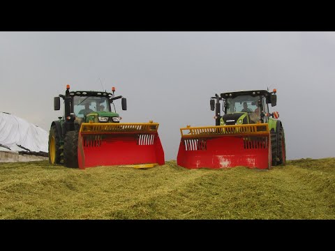 Claas Axion 830 & John Deere 6215R - Pushing Silage