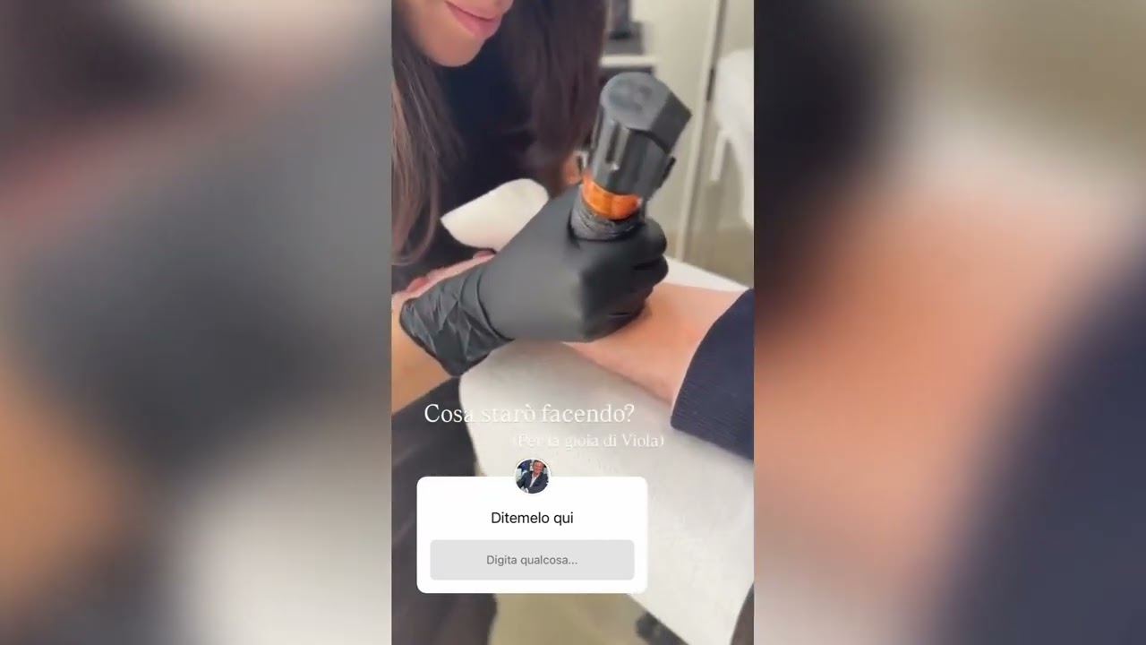 Il video della seduta di tatuaggio di Calenda: sull'avambraccio il tridente dell'Ucraina