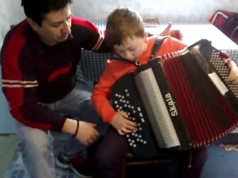 BOJAN NESIC SA UCENIKOM STEFANOM MILOSAVLJEVICEM (8 god) - MILOSEVO KOLO