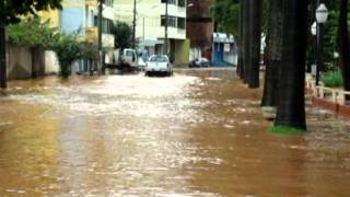 preview picture of video 'TVNOVAERA - As cheias do Rio Piracicaba - Nova Era - MG 19.12.2011.mpg'