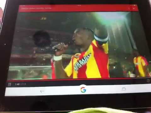 Wylan cyprien  avec le micro chante aller Lens
