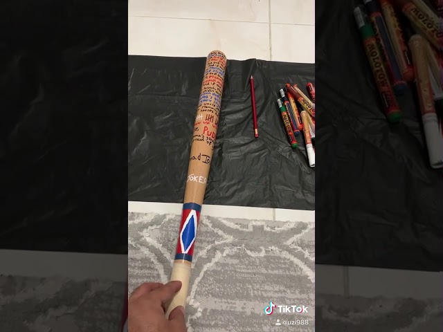 Vídeo relacionado con Bate de béisbol Inflable Oficial de Harley Quinn del Escuadrón Suicida de Rubies: Accesorio Ligero para niños y Adolescentes