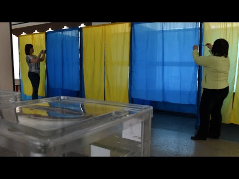 أوكرانيا بدء التصويت في انتخابات رئاسية يتوقع أن يفوز فيها الفكاهي زيلينسكي