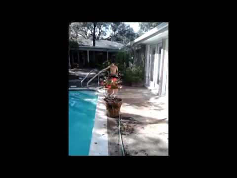 Niño loco entra alberca en tiempo de frio