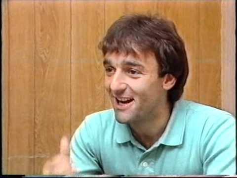 1984-08 Swindon Town - Macari rings the changes