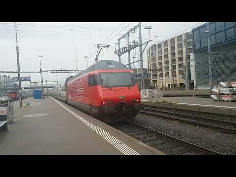 Abfahrt einer SBB Re 460 mit IC 2000 Wagen in Zürich, HB