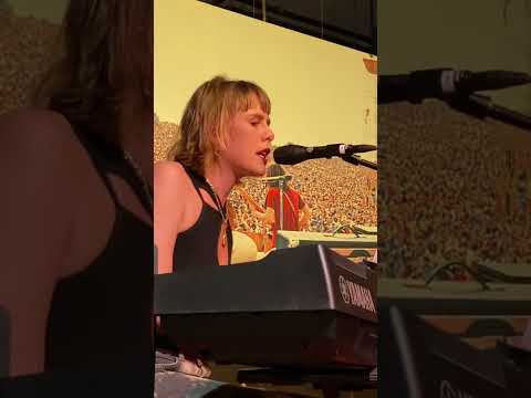 Lied zur Eröffnung der Woodstock Exhibition von und mit Lara Hulo