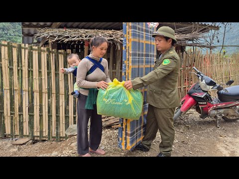 The man gave a mattress and two pillows to Ly Thi Hoa and her son.