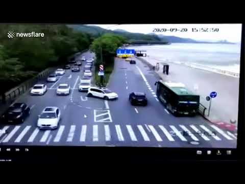 High tide waves sweep away vehicles on road after crashing over bank in China