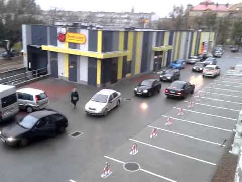 Wyjazd z parkingu klientów Biedronki