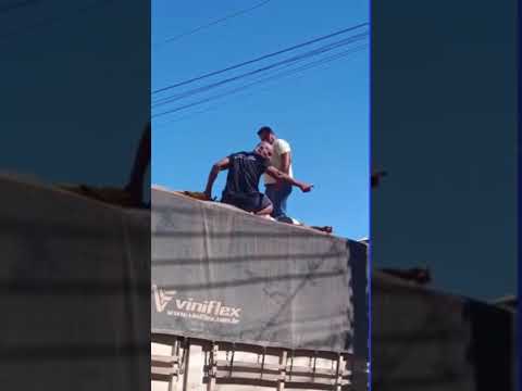 Colisão entre carretas deixa motorista ferido em Abadia dos Dourados