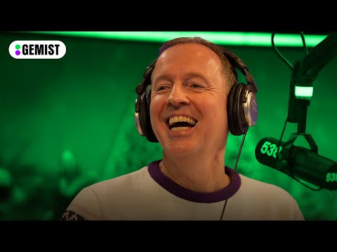 De stamgasten hebben een lied ingestudeerd voor de kerstshow van Evers & co. 😂 | 538 Gemist