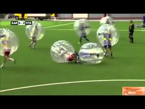 Jugando al fútbol dentro de burbujas