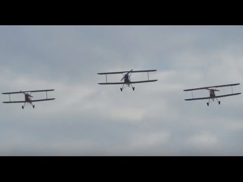 Vuelo en formación de 3 Bücker - Aeropuerto de Sabadell
