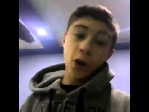 Jakiś frajer upokarza się w internecie...