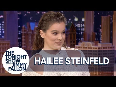 海莉-斯坦菲爾德完全信用設置蘇菲-特納和喬-喬納斯。 (Hailee Steinfeld Totally Takes Credit for Setting Up Sophie Turner and Joe Jonas)