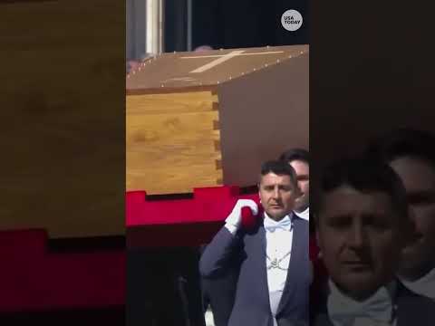 Pope Francis' casket met by thousands of mourners Shorts