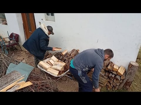 Jozo slaže drva i učestvuje u radu s nama, ko kaže da Jozo neće da radi 
