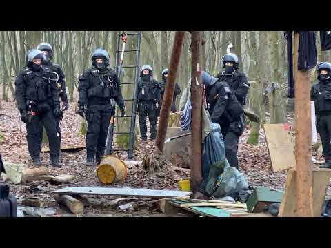 9:24 Uhr 30.11.20 #bfe #Polizei Einheit zerstört im Baumhausdorf oben im #DannenröderWald eine Küche