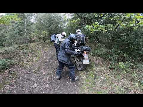 Randonnée moto maxi gros trail off-road dans les corbières avec l'école de pilotage K.D.M, cette école effectue des formation dit stage de pilotage en maxi Trail Off-road à Bordeaux. http://www.ecole-moto-bordeaux.eu