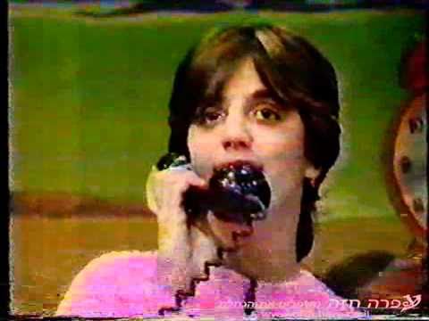 עפרה חזה מחמיאה לילדה ששרה שיר שלה בתוכנית "שמיניות באוויר" ומזמינה אותה להופעתה 1986