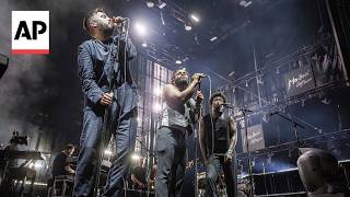 Download lagu Singapura melarang dua anggota band Massive Attack setelah mereka menampilkan aksi pro-Palestina. mp3