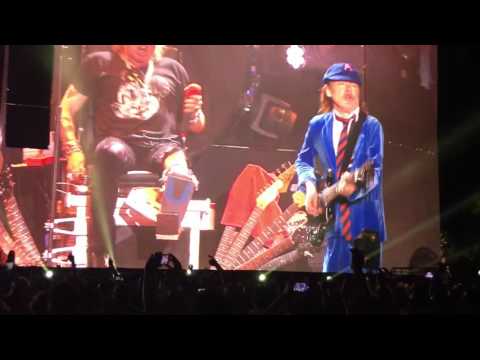 Guns n' Roses w/ Angus Young - Whole Lotta Rosie (AC/DC cover; Coachella 2016, Weekend One)