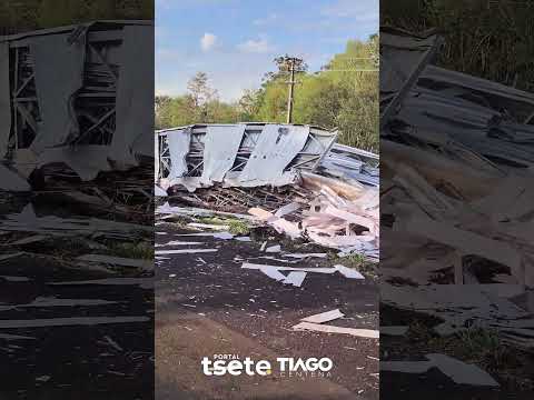 Forte temporal provocou estragos no aeroporto, atingiu veículos e deixou a PR-182 bloqueada