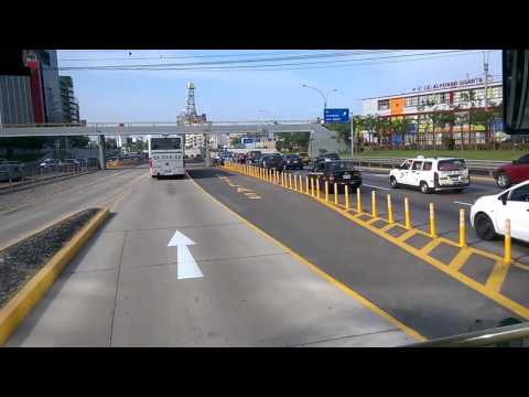 YENDO EN EL BUS METROPOLITANO, LIMA, PERÚ