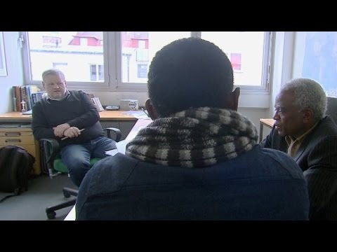 Herr Werner entscheidet über Asylanträge: Asylbewerber und ihre Geschichten | SPIEGEL TV