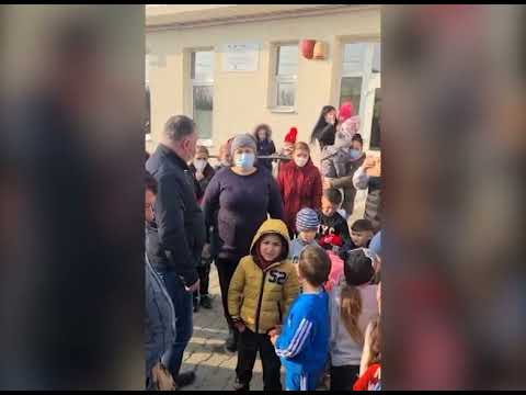 Situație revoltătoare în Dolj: Copiii, ținuți în frig, la împărțirea cadourilor de Crăciun