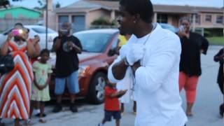 Marriage Proposal Of The Week: Miming To His Girlfriend.. Real Original!