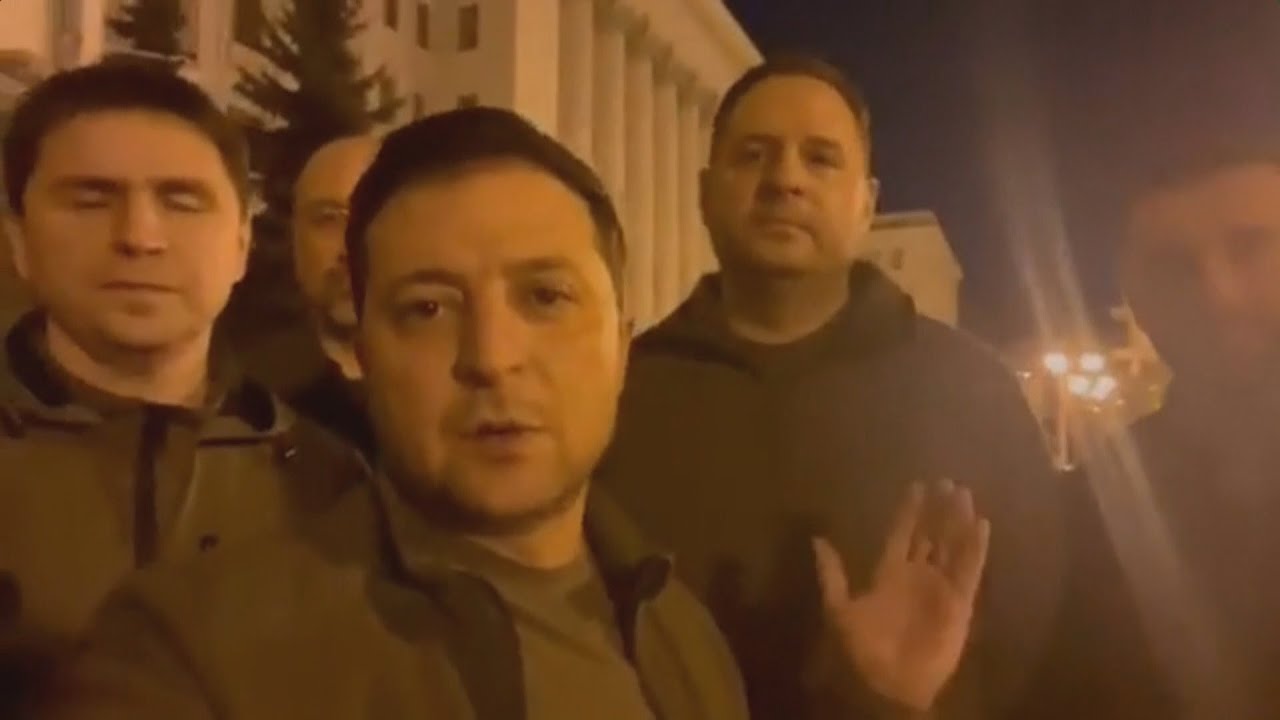 Zelensky está em Kiev e grava vídeo nas ruas com equipe do governo ucraniano