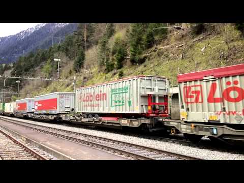 SBB Re 4/4 CON Re 6/6 CON MERCI INTERMODALE IN TRANSITO A WASSEN. (CH) 25 - 4 - 2015.