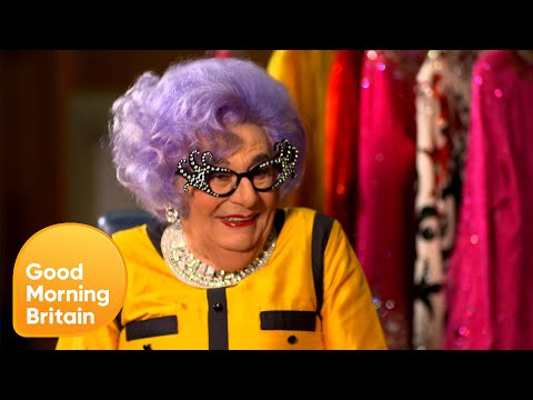 download lagu mp3 mp4 Dame Edna, download lagu Dame Edna gratis, unduh video klip Dame Edna