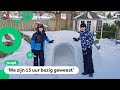 Veel kinderen bouwen iglo's van sneeuw