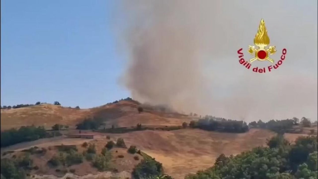 Incendio a Civitella di Romagna, Vigili del Fuoco in azione per domare le fiamme