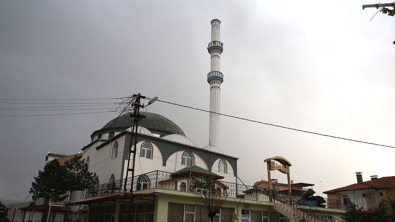 Tokat'ta etkili olan rüzgar cami minaresinin tepesini uçurdu