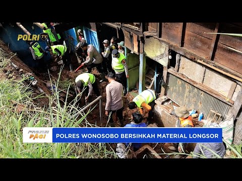 TIM SIAGA BENCANA ALAM POLRES WONOSOBO BERSAMA WARGA BERSIHKAN MATERIAL LONGSOR DESA SURENGEDE