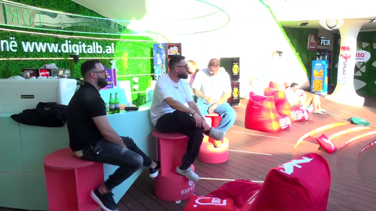 Marko këndon teksa qëndron në oborr me banorët