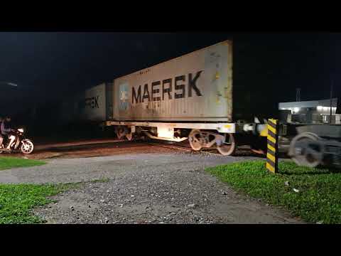 Alco (8273) con un Tren Vacío de N.C.A a su paso por "La Ciudad de Fernández" en plena tarde 🚂🌇🇦🇷