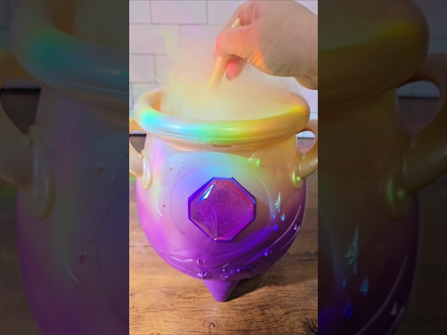 Vídeo relacionado con Magic Mixies Peluche Color Rosa, Juguete Interactivo de Magia, con caldero de pócimas, Luces y Sonidos, Efecto de Niebla, muñeco Divertido y Varita mágica, (MGX00000)