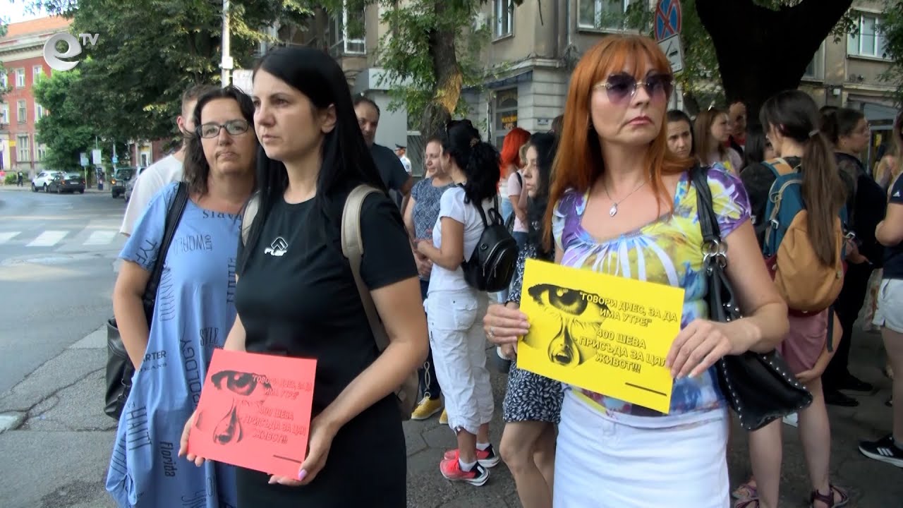 Десетки се събраха пред сградата на съда в Хасково в подкрепа на обезобразеното с макетно ножче момиче