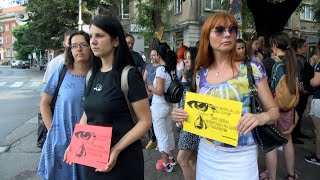 Десетки се събраха пред сградата на съда в Хасково в подкрепа на обезобразеното с макетно ножче момиче